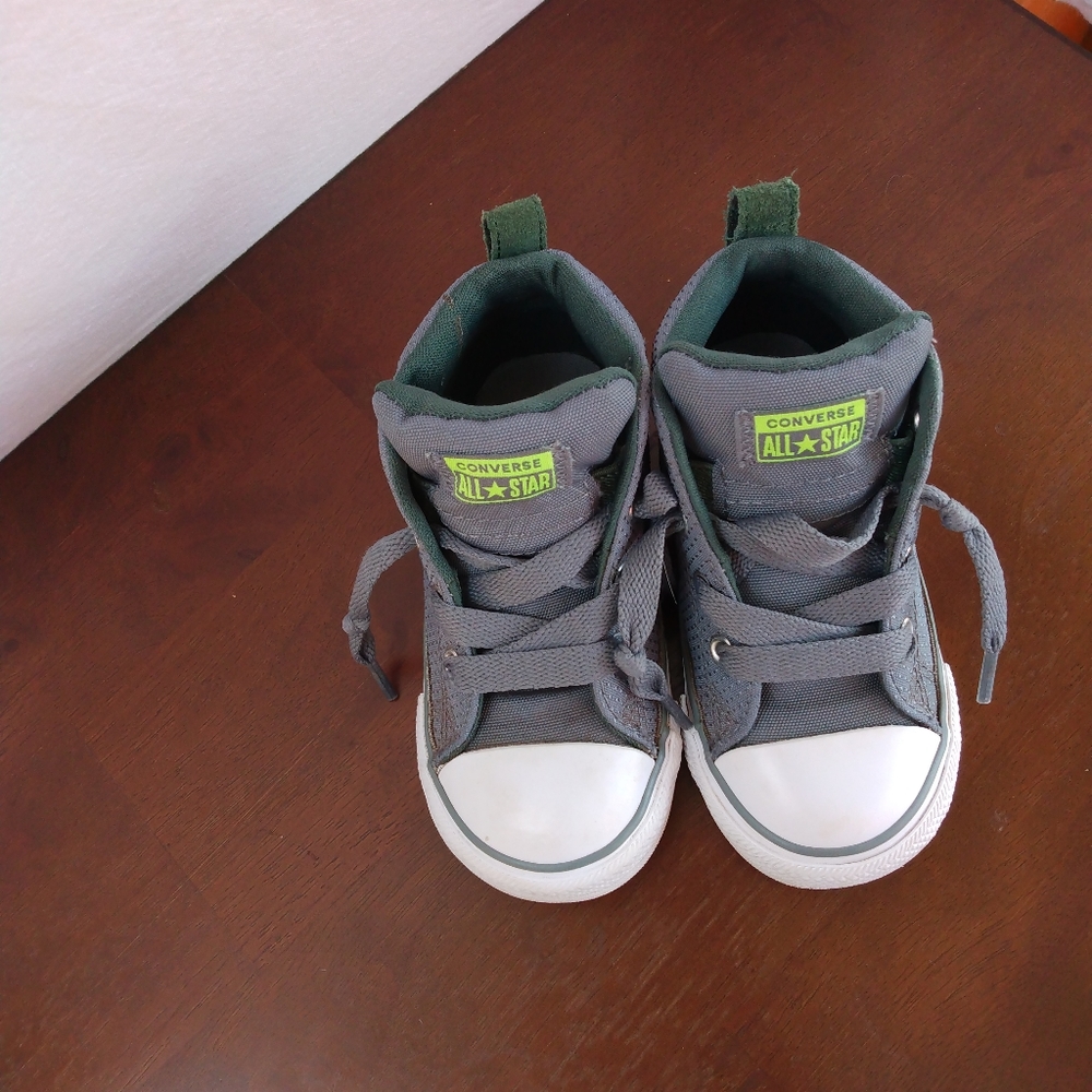 Converse toddler size 7 Unisex